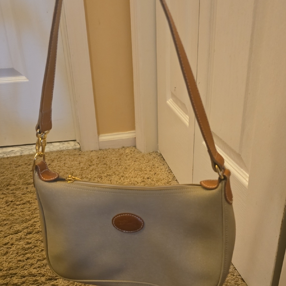 Elegant Longchamp Tan Shoulder Bag - Picture 2 of 15
